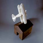 Avion de pierre et maison rouillée